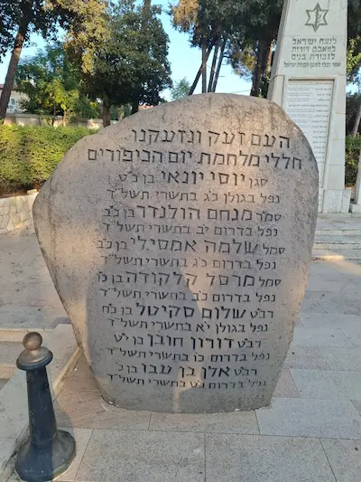 בניית אנדרטאות בכל הארץ